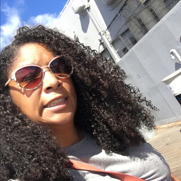 Meet your Posher, Nicole - Picture 1 of 2